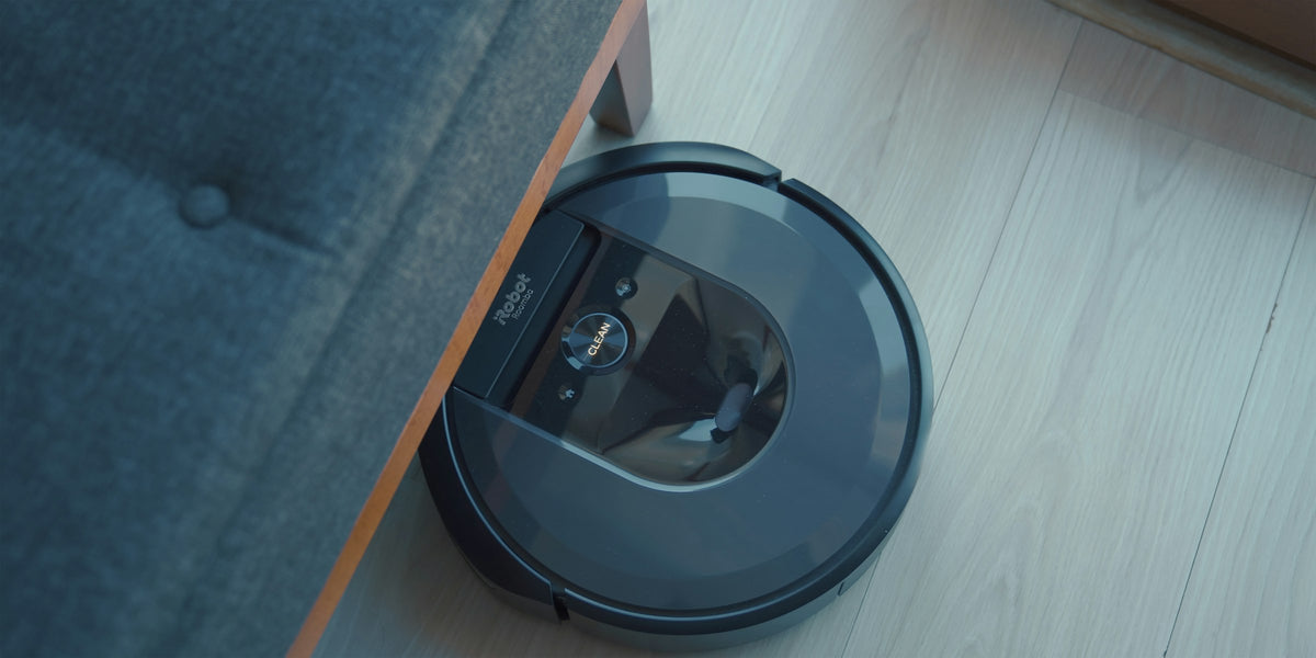 Robot aspirateur dans un salon moderne, sol en parquet